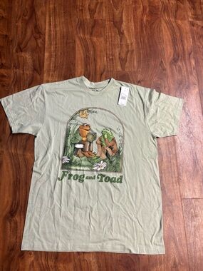 NWT Frog & Toad Reading Graphic Tee – Sage Green (Size Large)